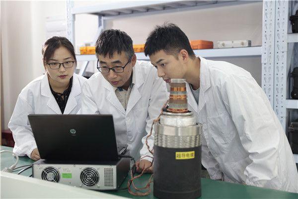 图说:国网上海电力科研人员进行超导电缆介质谱测试下一步,上海将全力