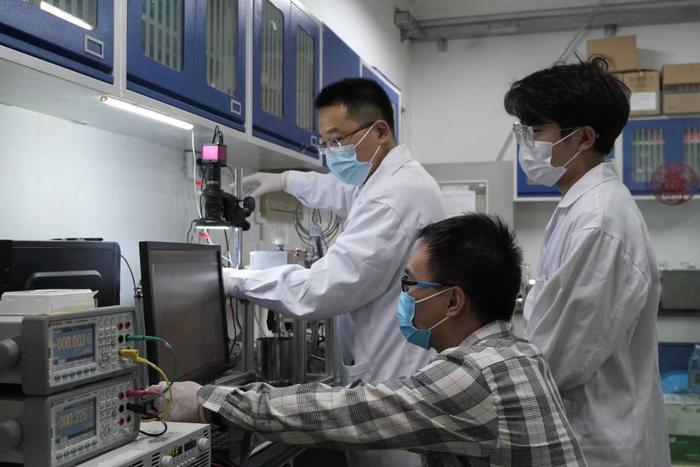 华北电力大学科研团队在调试薄液膜沸腾实验系统.